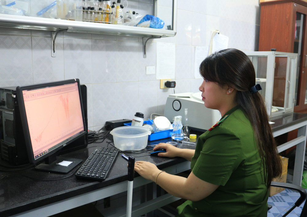 Các CBCS phòng KTHS - CATP thực hiện giám định mẫu vật phục vụ công tác điều tra