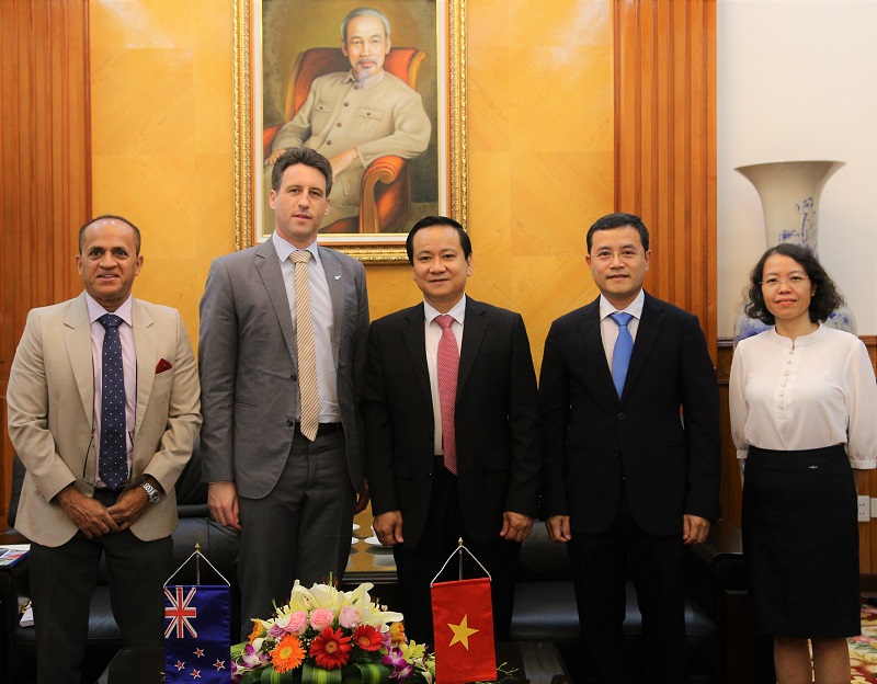 Phó Chủ tịch UBND TP Nguyễn Văn Thành chụp ảnh lưu niệm cùng đoàn công tác