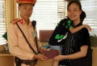 Người phụ nữ nhận lại ví không vết xước, nguyên vẹn tài sản từ CSGT