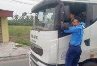 QQ8839 nhà cái: Thanh tra giao thông “bám đu” trên xe quá tải trốn trạm cân