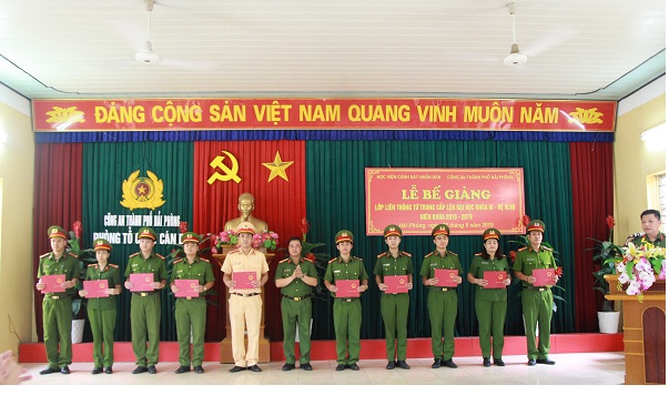 Đại tá, PGS.TS Phạm Công Nguyên – Phó Giám đốc Học viện CSND trao Bằng Cử nhân cho đại diện học viên
