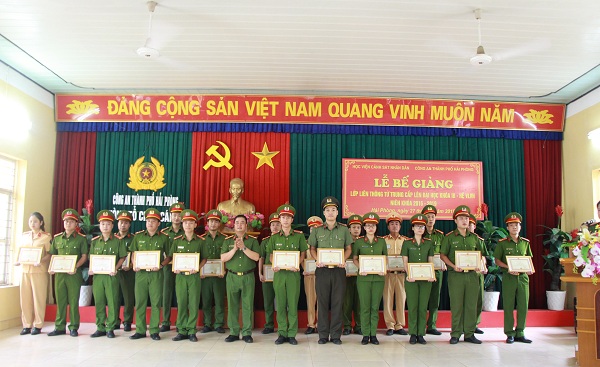 Đại tá, PGS.TS Phạm Công Nguyên – Phó Giám đốc Học viện CSND biểu dương các học viên có thành tích xuất sắc