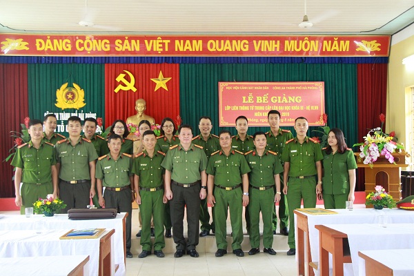 Đại tá Nguyễn Quốc Hùng – Phó Giám đốc CATP và Đại tá, PGS.TS Phạm Công Nguyên – Phó Giám đốc Học viện CSND cùng đại diện học viên