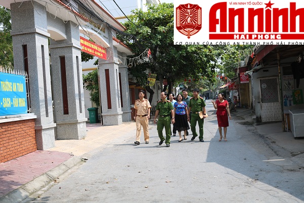 Đại diện cấp ủy, chính quyền địa phương cùng nhà trường, CAP Quán Trữ, TDP Lê Duẩn 1, khảo sát tình hình ANTT, TTATGT tại khu vực cổng trường Tiểu học Quán Trữ