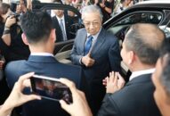 Thủ tướng Malaysia dùng thử xe Vinfast