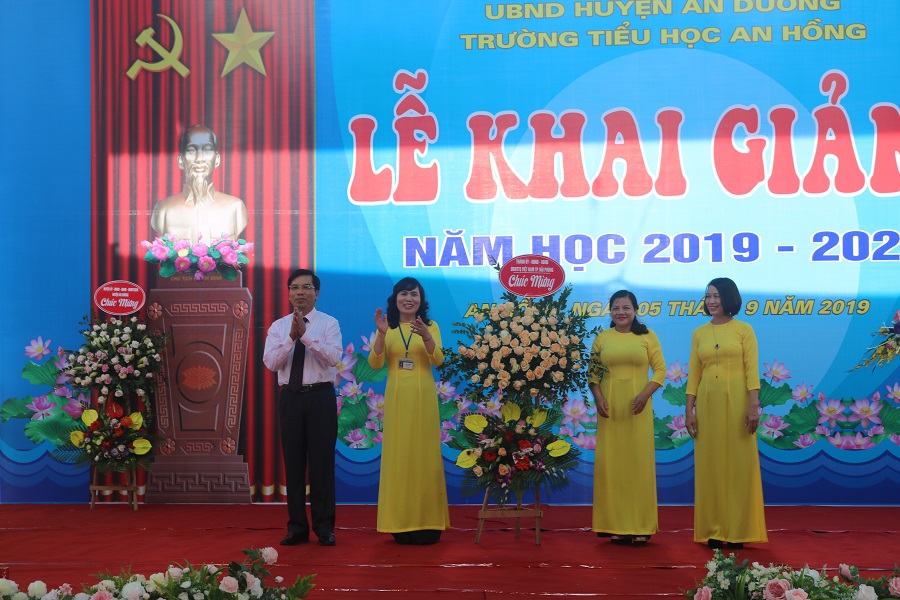 Đồng chí Cao Xuân Liên- Trưởng ban Dân vận Thành ủy- Chủ tịch Ủy ban MTTQ Việt Nam TP tặng hoa nhà trường Đồng chí Cao Xuân Liên- Trưởng ban Dân vận Thành ủy- Chủ tịch Ủy ban MTTQ Việt Nam TP tặng hoa nhà trường