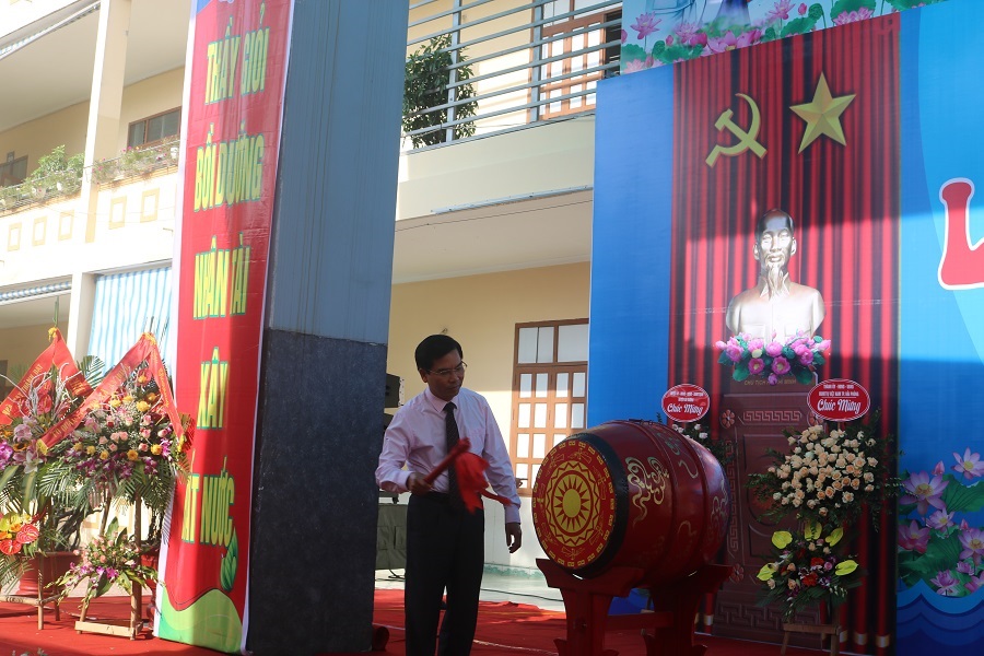 Đồng chí Cao Xuân Liên- Trưởng ban Dân vận Thành ủy- Chủ tịch Ủy ban MTTQ Việt Nam TP đánh trống khai giảng năm học mới Đồng chí Cao Xuân Liên- Trưởng ban Dân vận Thành ủy- Chủ tịch Ủy ban MTTQ Việt Nam TP đánh trống khai giảng năm học mới