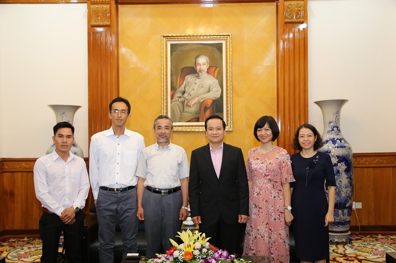 Phó Chủ tịch UBND TP Nguyễn Văn Thành chụp ảnh lưu niệm cùng đoàn công tác