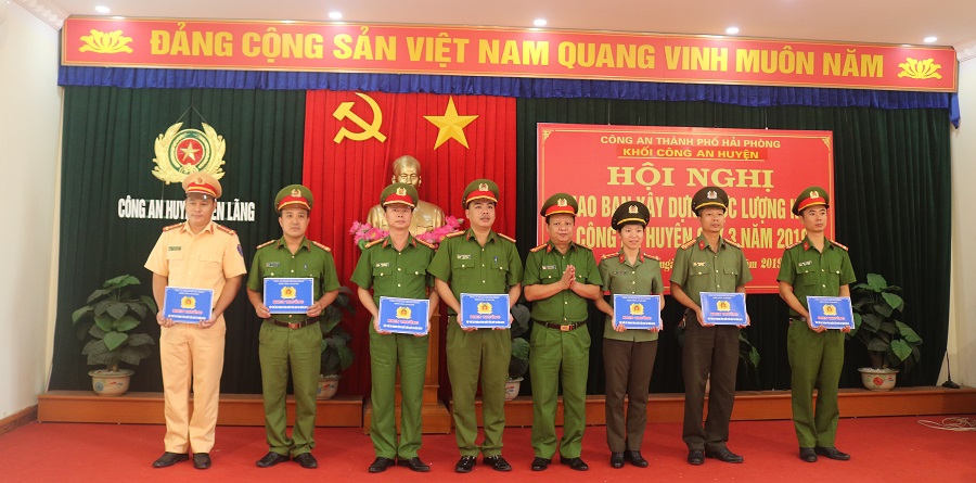 Nhiều tập thể trong khối được khen thưởng biểu dương trong giao ban quý 3 Nhiều tập thể trong khối được khen thưởng biểu dương trong giao ban quý 3
