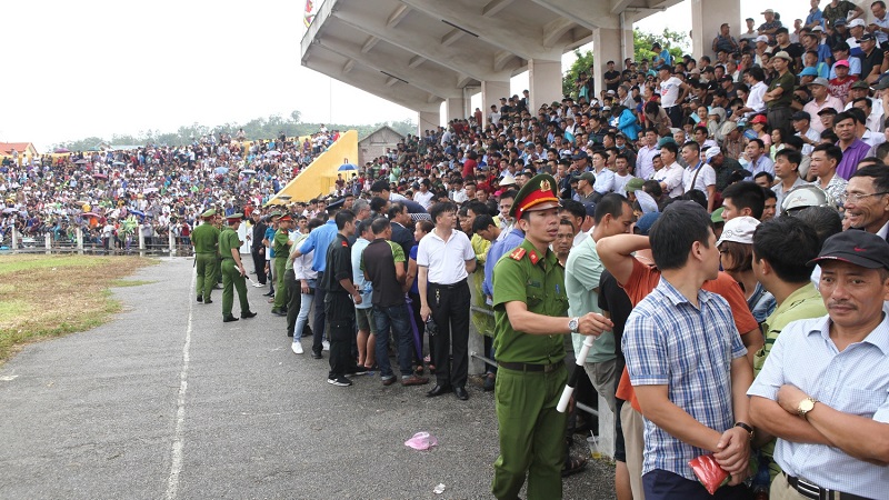 CAQ Đồ Sơn nhắc nhở du khách di chuyển vào trong khán đài đảm bảo an toàn tại QQQ888 nhiều ưu đãi hấp dẫn chọi trâu truyền thống Đồ Sơn năm 2018