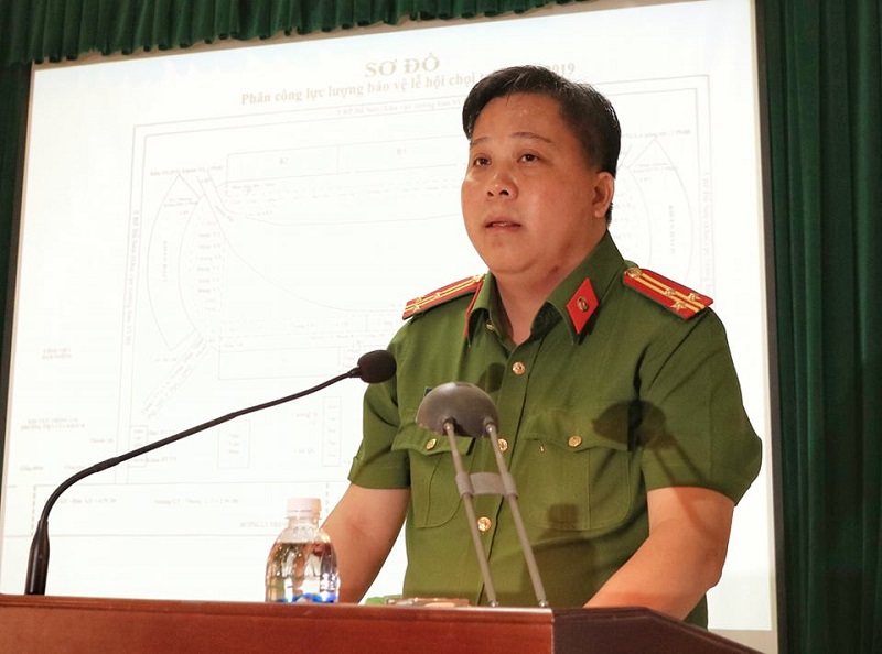 Thượng tá Bùi Trung Thành - Phó Giám đốc CATP phát biểu chỉ đạo tại cuộc họp triển khai kế hoạch bảo đảm ANTT QQQ888 nhiều ưu đãi hấp dẫn chọi trâu truyền thống Đồ Sơn năm 2019