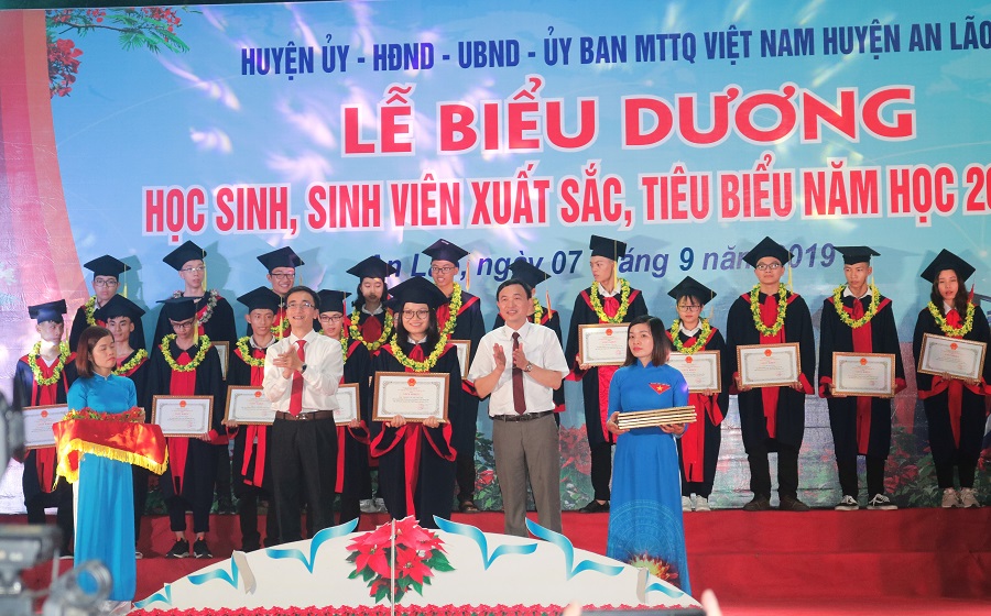 Lãnh đạo huyện An Lão và Thành đoàn QQ8839 nhà cái trao tặng giấy khen biểu dương các Qq88 https betamed sa com xuất sắc trong năm học 2018- 2019 Lãnh đạo huyện An Lão và Thành đoàn QQ8839 nhà cái trao tặng giấy khen biểu dương các Qq88 https betamed sa com xuất sắc trong năm học 2018- 2019