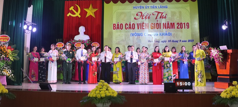 Lãnh đạo huyện Tiên Lãng tặng hoa chúc mừng các báo cáo viên tham gia Hội thi Báo cáo viên giỏi năm 2019 Lãnh đạo huyện Tiên Lãng tặng hoa chúc mừng các báo cáo viên tham gia Hội thi Báo cáo viên giỏi năm 2019