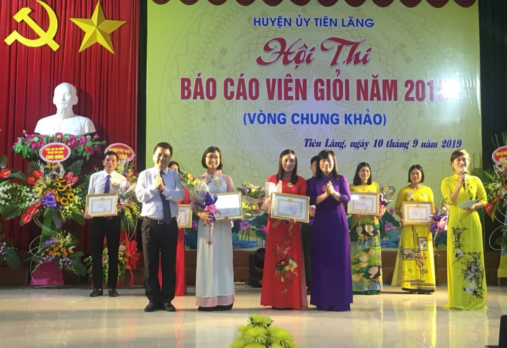 Lãnh đạo Ban Tuyên giáo Thành ủy và lãnh đạo Huyện ủy Tiên Lãng trao giải cho các thí sinh đoạt giải xuất sắc, giải nhất hội thi Lãnh đạo Ban Tuyên giáo Thành ủy và lãnh đạo Huyện ủy Tiên Lãng trao giải cho các thí sinh đoạt giải xuất sắc, giải nhất hội thi
