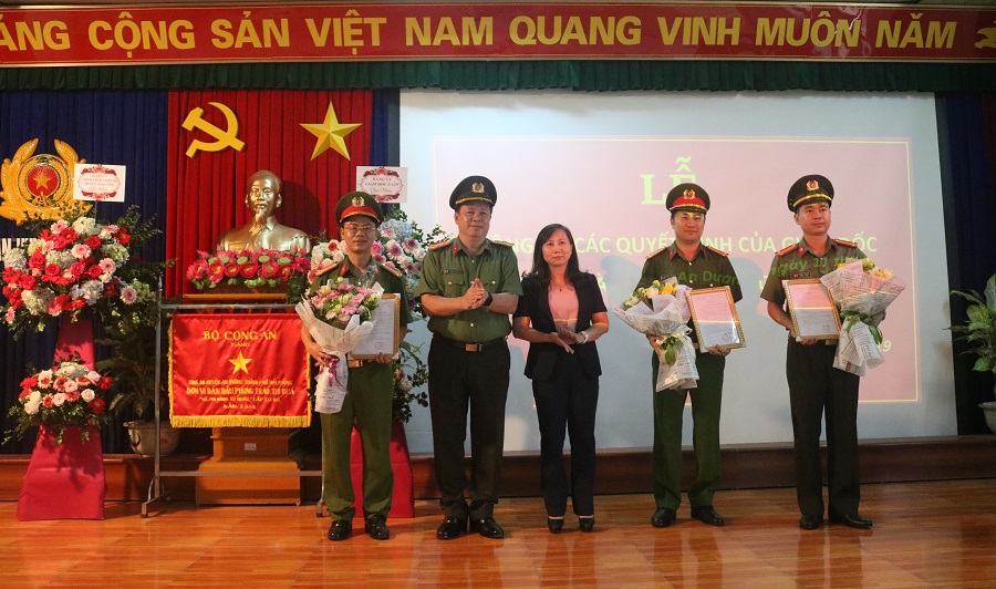 Lãnh đạo CATP, Huyện An Dương trao Trang chủ chính thức QQ88 | Đăng ký , Đăng nhập bổ nhiệm lại 3 lãnh đạo CAH An Dương Lãnh đạo CATP, Huyện An Dương trao Trang chủ chính thức QQ88 | Đăng ký , Đăng nhập bổ nhiệm lại 3 lãnh đạo CAH An Dương