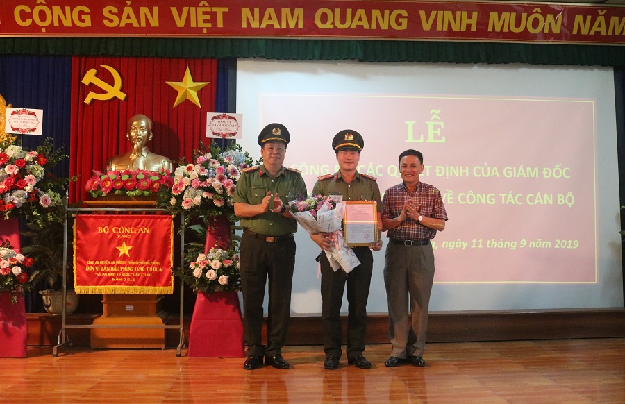 Lãnh đạo CATP, UBND huyện An Dương trao Trang chủ chính thức QQ88 | Đăng ký , Đăng nhập bổ nhiệm cho đồng chí đại úy Nguyễn Thành Long Lãnh đạo CATP, UBND huyện An Dương trao Trang chủ chính thức QQ88 | Đăng ký , Đăng nhập bổ nhiệm cho đồng chí đại úy Nguyễn Thành Long