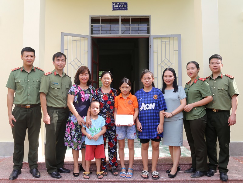 Thượng úy Đào Thành Trung - Phó Bí thư đoàn thanh niên CATP cùng đại diện Ban chấp hành chi đoàn PA03, PA07 trao quà hỗ trợ cho em Vũ Tâm An