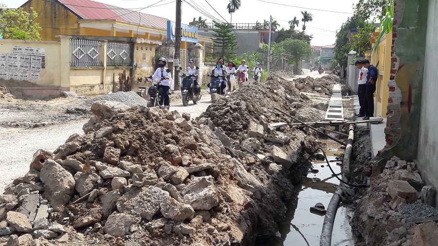 Một đoạn tuyến đường Đình Nước-Xuyên Đông ngổn ngang đất đá chậm được nhà thầu vận chuyển