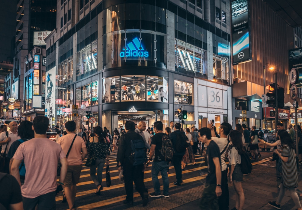 Du khách có thể shopping cả đêm ở Hồng Kông (Ảnh: Shutterstock)