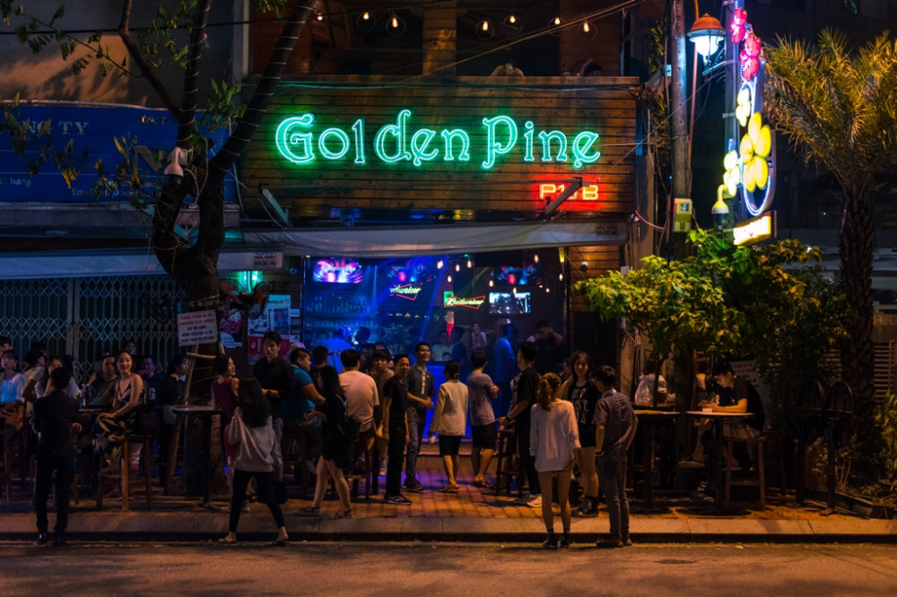Bar, pub là lựa chọn duy nhất của du khách thức muộn ở Đà Nẵng (Ảnh: Shutterstock)