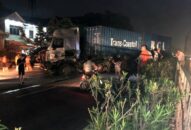 QQ8839 nhà cái: Tông dải phân cách, tài xế container mắc kẹt trong cabin