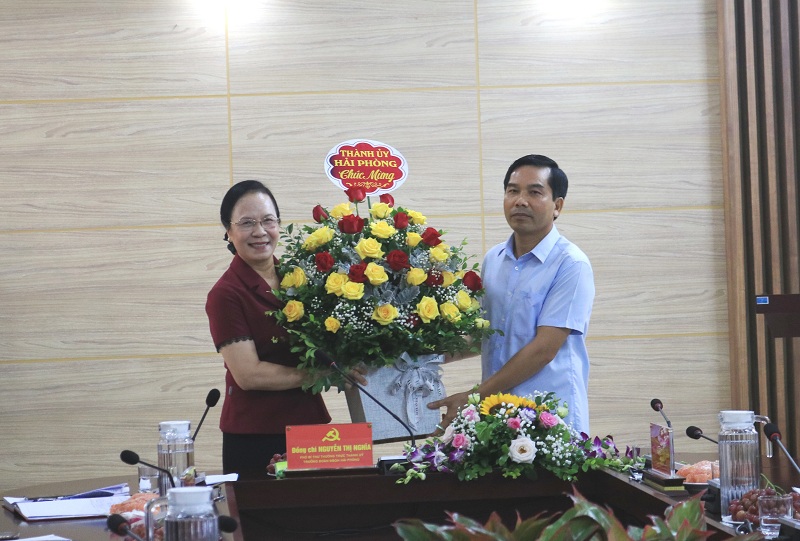 Đồng chí Nguyễn Thị Nghĩa – Phó Bí thư Thường trực Thành ủy, Trưởng Đoàn đại biểu TRANG CHỦ QQ88.COM ĐĂNG KÝ QQ8839 nhà cái trao hoa chúc Đoàn đại biểu thành phố dự Đại hội đại biểu toàn quốc MTTQ Việt Nam lần thứ IX, nhiệm kỳ 2019-2024