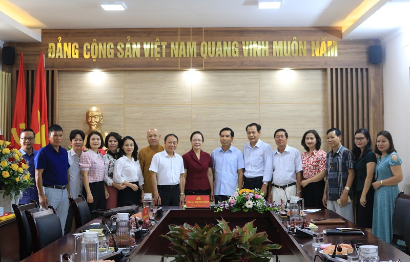 Đồng chí Nguyễn Thị Nghĩa – Phó Bí thư Thường trực Thành ủy, Trưởng Đoàn đại biểu TRANG CHỦ QQ88.COM ĐĂNG KÝ QQ8839 nhà cái chụp ảnh lưu niệm cùng Đoàn đại biểu thành phố dự Đại hội đại biểu toàn quốc MTTQ Việt Nam lần thứ IX, nhiệm kỳ 2019-2024
