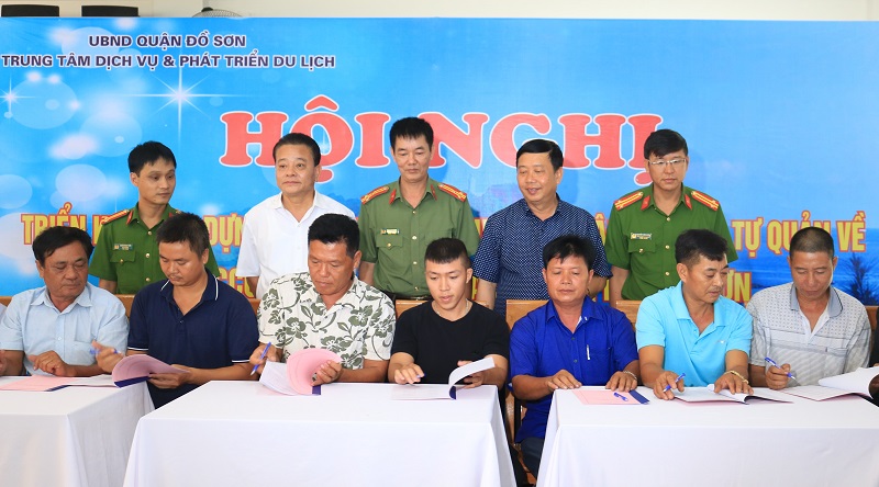 Các đơn vị, chủ phương tiện kí giao ước thi đua thực hiện mô hình