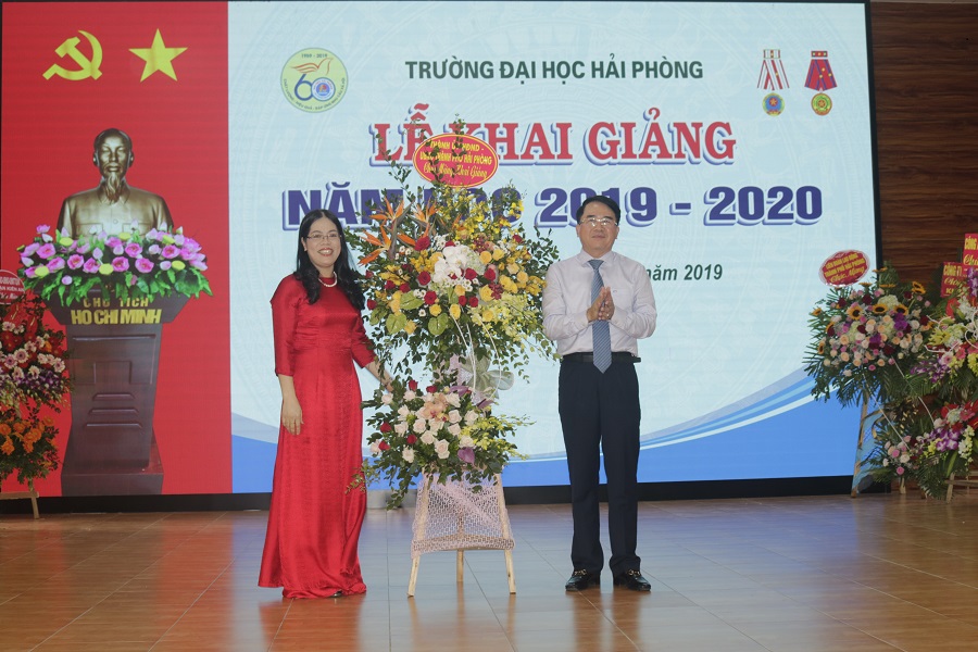 Đồng chí Lê Khắc Nam- Phó Chủ tịch UBND TP tặng hoa chúc mừng Trường Đại học QQ8839 nhà cái nhân dịp khai giảng năm học mới Đồng chí Lê Khắc Nam- Phó Chủ tịch UBND TP tặng hoa chúc mừng Trường Đại học QQ8839 nhà cái nhân dịp khai giảng năm học mới