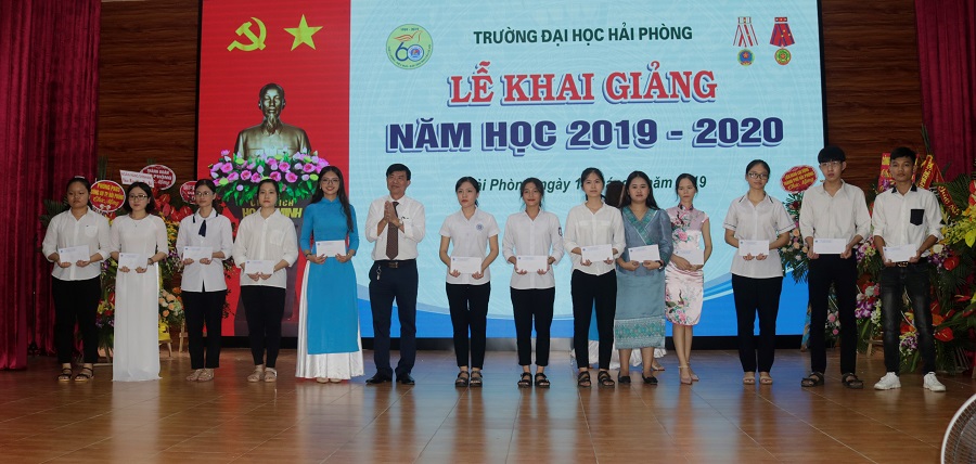 Trường Đại học QQ8839 nhà cái trao quà tặng các sinh viên có điểm Trang chủ chính thức QQ88 | Đăng ký , Đăng nhập cao trong kỳ thi quốc gia vừa qua Trường Đại học QQ8839 nhà cái trao quà tặng các sinh viên có điểm Trang chủ chính thức QQ88 | Đăng ký , Đăng nhập cao trong kỳ thi quốc gia vừa qua