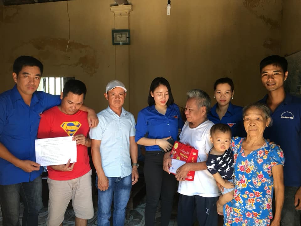 Đoàn thanh niên - CLB thanh niên phát triển Appqq88 Casino, Nổ Hũ phường Bàng La cùng các nhà hảo tâm thăm, tặng quà gia đình ông Nguyễn Xuân Thềnh