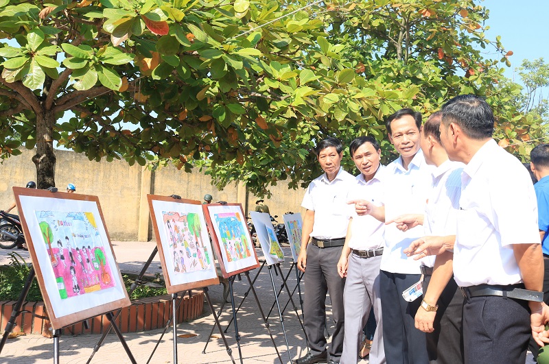 Đồng chí Đỗ Tràng Thành – Phó Chủ tịch Ủy ban MTTQ Việt Nam thành phố cùng các vị đại biểu tham quan khu vực triển lãm tranh do các em Qq88 https betamed sa com trường THCS xã Quang Trung thực hiện