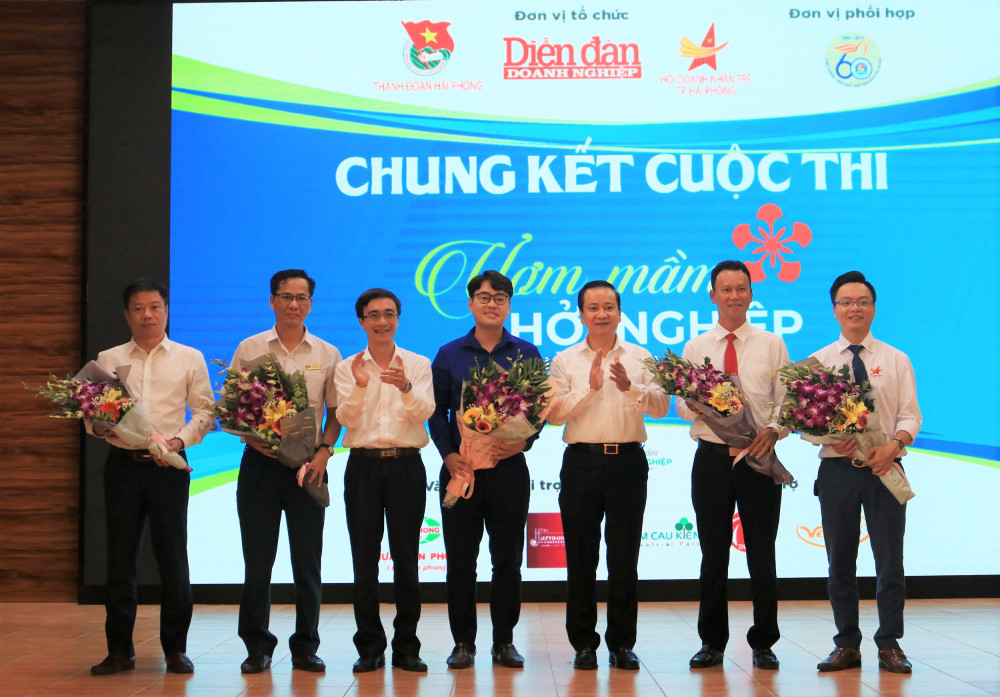 Đồng chí Nguyễn Văn Thành – Phó Chủ tịch UBND thành phố tặng hoa cho các thành viên của Hội đồng thẩm định
