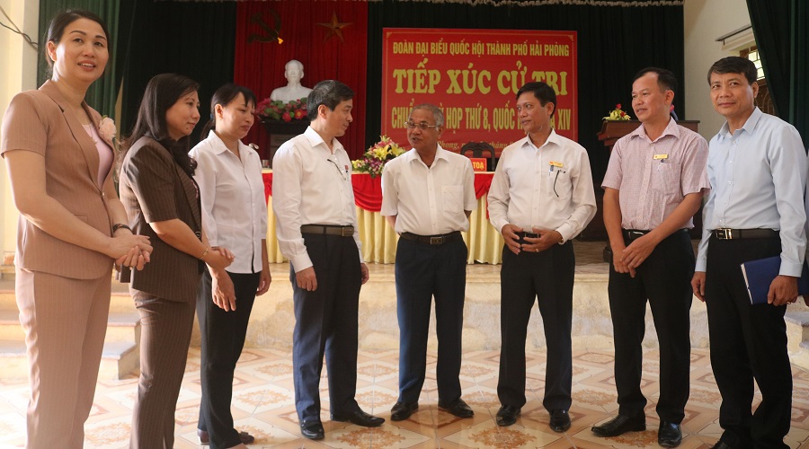 Đồng chí Bùi Thanh Tùng- Phó Trưởng Đoàn ĐBQH trao đổi với cử tri xã Hồng Phong (An Dương) Đồng chí Bùi Thanh Tùng- Phó Trưởng Đoàn ĐBQH trao đổi với cử tri xã Hồng Phong (An Dương)