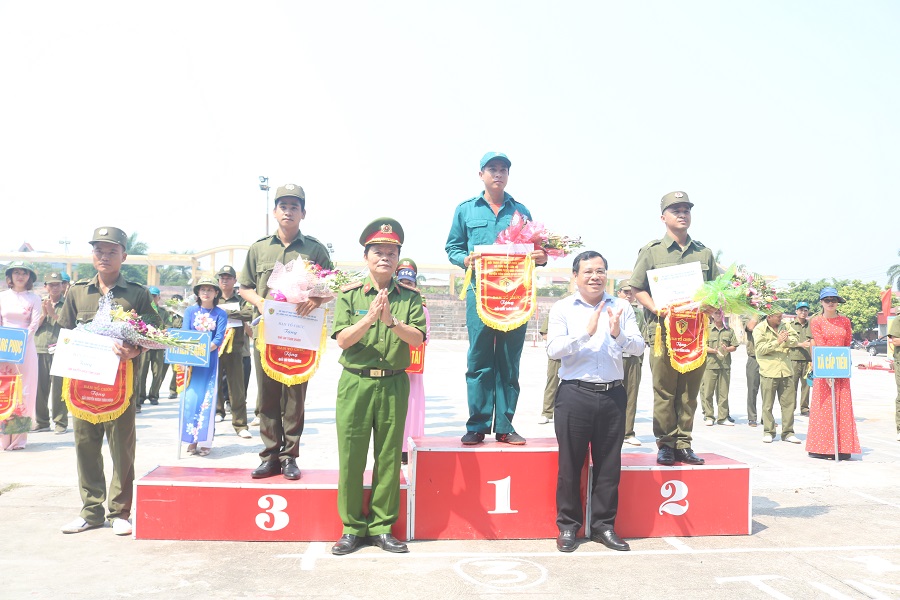 Các đồng chí: Mai Xuân Thắng, Phó Giám đốc CATP; Phạm Hưng Hùng- Phó Bí thư Thường trực huyện ủy Tiên Lãng trao giải các đội tham gia hội thi Các đồng chí: Mai Xuân Thắng, Phó Giám đốc CATP; Phạm Hưng Hùng- Phó Bí thư Thường trực huyện ủy Tiên Lãng trao giải các đội tham gia hội thi