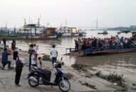 QQ8839 nhà cái: Hàng trăm người ra tiễn chuyến phà cuối cùng ở bến Bính