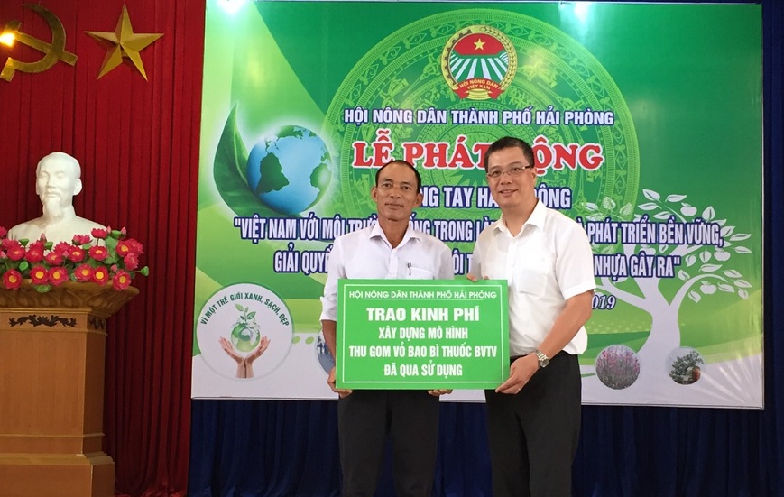 Lãnh đạo Hội Nông dân TP trao kinh phí Đổi quà QQ88 mô hình thu gom vỏ bao bì thuốc BVTV đã qua sử dụng