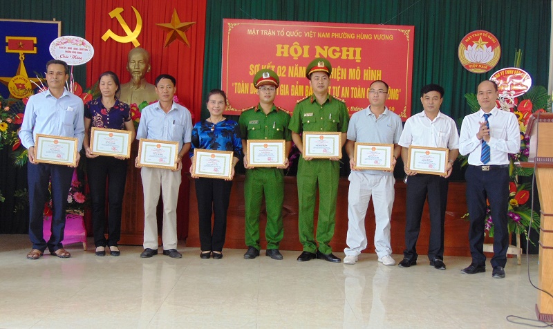Các tập thể, cá nhân được biểu dương, khen thưởng vì đã có thành tích xuất sắc trong Đổi quà QQ88, triển khai mô hình