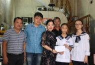 Thăm và tặng quà QQ8827 website cá cược trực tuyến nhân dịp Tết Trung thu