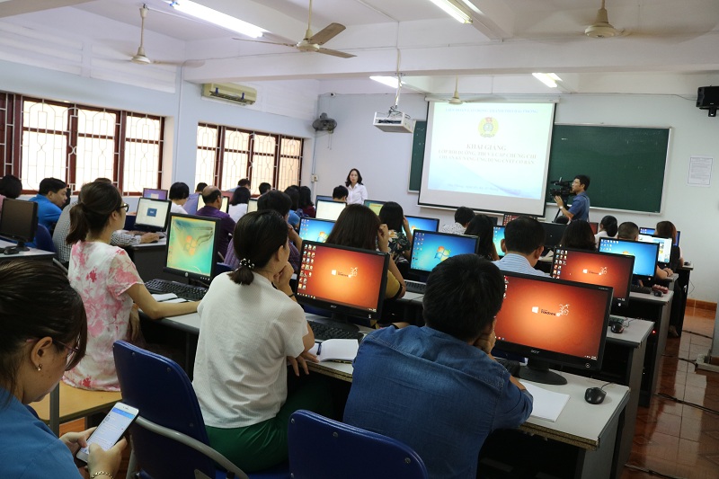 Quang cảnh khai giảng lớp bồi dưỡng