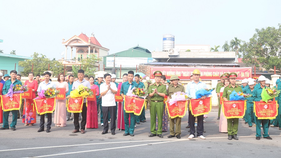 Các đồng chí: đại tá Mai Xuân Thắng- Phó Giám đốc CATP, Phạm Duy Đảm- Phó Chủ tịch thường trực UBND huyện An Lão trao hoa cờ tặng các đội tuyển dự hội thi Các đồng chí: đại tá Mai Xuân Thắng- Phó Giám đốc CATP, Phạm Duy Đảm- Phó Chủ tịch thường trực UBND huyện An Lão trao hoa cờ tặng các đội tuyển dự hội thi
