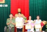 Tặng giấy khen 3 sinh viên trường Đại học Y dược QQ8839 nhà cái không tham của rơi