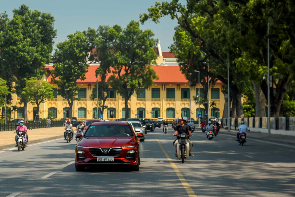 VinFast đang áp dụng những chính sách ưu đãi chưa từng có trên thị trường xe Việt, khi những khách hàng mua xe từ lâu cũng được nhận đầy đủ quà tặng của các chương trình khuyến mãi mới.