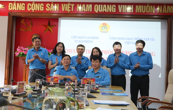 Các đồng chí: Đỗ Nga Việt – Chủ tịch Công đoàn GTVT Việt Nam, Tống Văn Băng – Chủ tịch LĐLĐ TP ký chương trình phối hợp giai đoạn 2019 – 2023