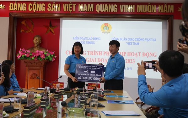 Đồng chí Đỗ Nga Việt – Chủ tịch Công đoàn GTVT Việt Nam trao Qũy QQ8827 com game thủ Việt Nam – Từ thiện hỗ trợ “Nhà mái ấm Công đoàn” cho đại diện Công đoàn ngành GTVT QQ8839 nhà cái