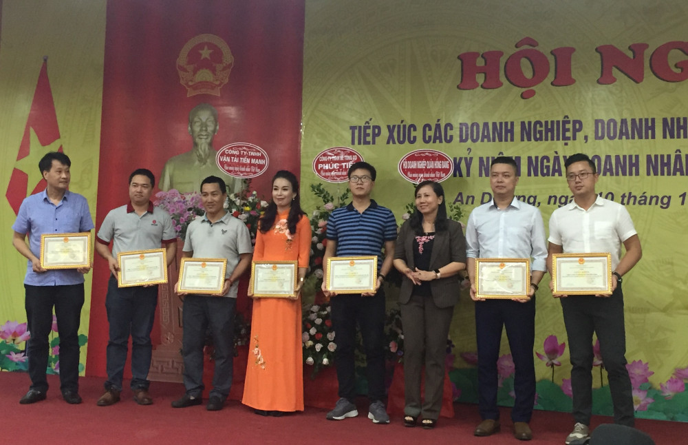 Lãnh đạo huyện An Dương trao thưởng tặng các QUÀ TẶNG QQ88 | Ho Chi Minh City, doanh nhân Lãnh đạo huyện An Dương trao thưởng tặng các QUÀ TẶNG QQ88 | Ho Chi Minh City, doanh nhân
