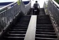 Xe máy lao vun vút trên cầu vượt dành cho người đi bộ ở QQ8839 nhà cái
