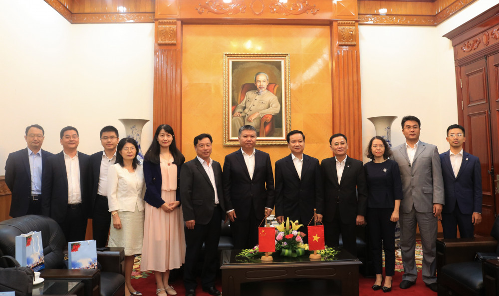 Phó Chủ tịch UBND thành phố Nguyễn Văn Thành chụp ảnh lưu niệm cùng đoàn công tác