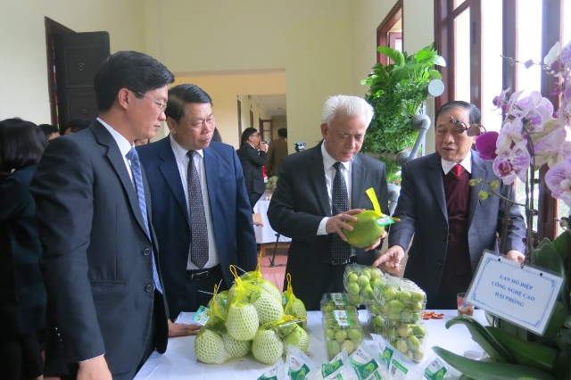 Phó Chủ tịch UBND TP Nguyễn Đình Chuyến tham quan các sản phẩn nông sản ứng dụng CNC