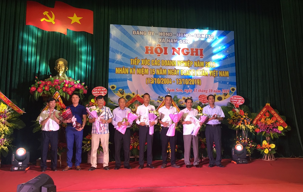 Lãnh đạo xã Nam Sơn, An Dương tặng hoa, quà chúc mừng các QUÀ TẶNG QQ88 | Ho Chi Minh City tiêu biểu Lãnh đạo xã Nam Sơn, An Dương tặng hoa, quà chúc mừng các QUÀ TẶNG QQ88 | Ho Chi Minh City tiêu biểu